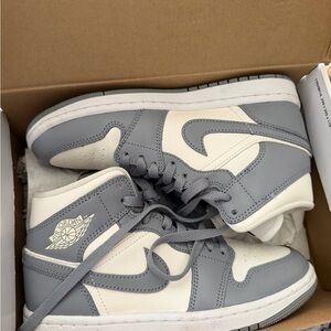 Jordan WMNS Air Jordan 1 Mid in Sail and Stealth